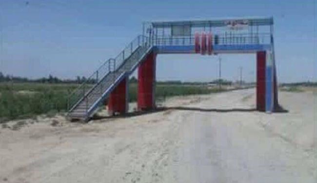 جسر مشاة على طريق ترابي يثير استغراب العراقيين+صورة