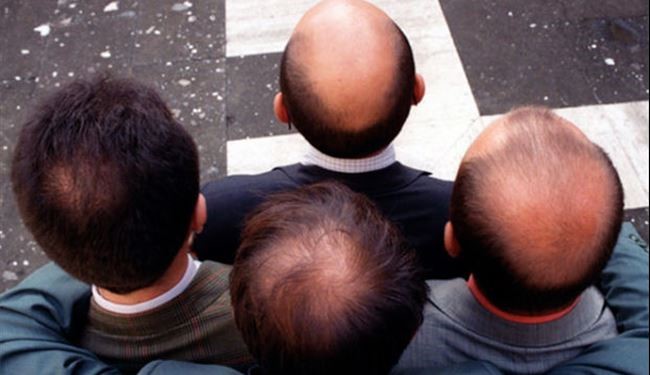 بعد 73 عاما خبرة.. حلاق يكشف أغرب طريقة لوقف تساقط الشعر الى الأبد!
