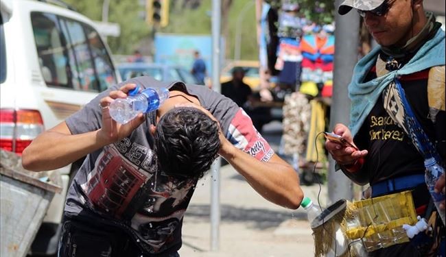 بالصور.. شاهد كيف استقبل العراقيون موجة الحر الشديدة!