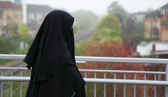 صور صادمة.. أم سعودية تحبس أطفالها على السطح وتمنع عنهم الطعام !