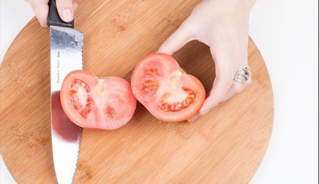 إفرك وجهك بالطماطم لـ3 ثوانٍ.. وهذا ما سيحدث!