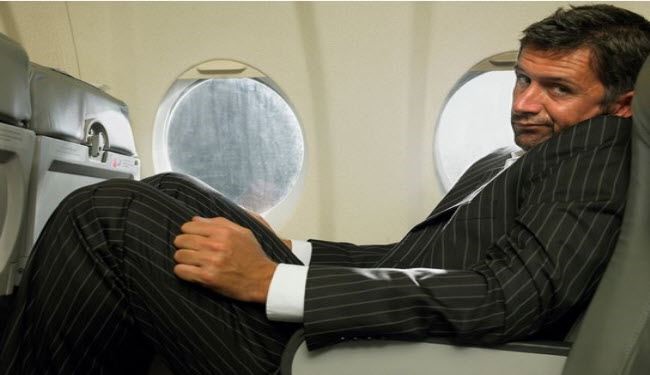 بالصور.. أطمعة ومشروبات تجنب تناولها على متن الطائرة