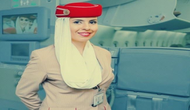 لماذا تضع المضيفات أيديهن وراء ظهورهن على متن الطائرة؟!