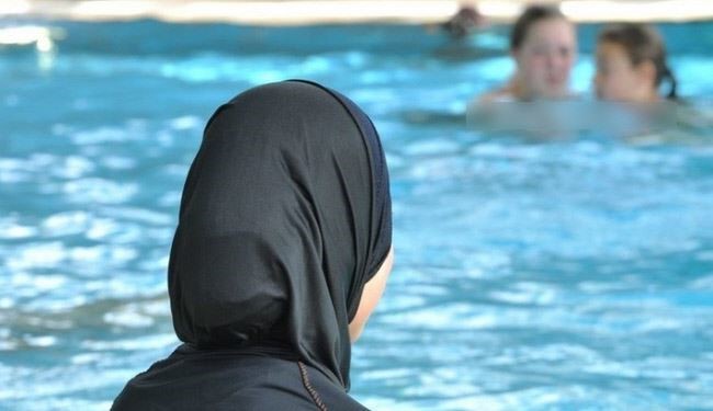 بالصورة.. راهبات البحر يحاربن معارضي البوركيني!