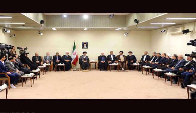 آية الله خامنئي یستقبل رئیس الجمهوریة وأعضاء الحکومة