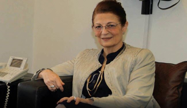بالصورة.. هذا ما كانت تفعله وزيرة لبنانية داخل جلسة مجلس الوزراء!