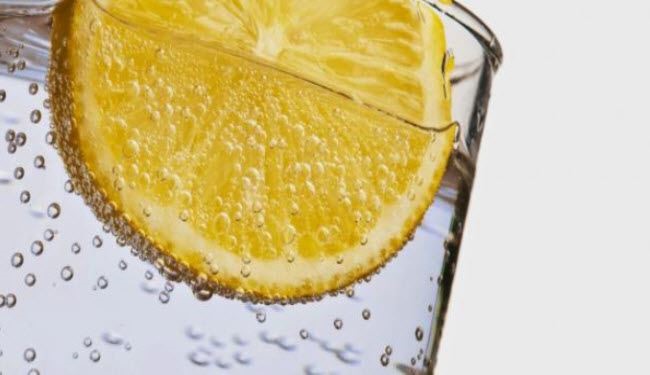 لهذا السبب لا تضعوا شرائح الحامض في مشروباتكم!