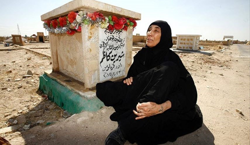 بالصور: العراقيون يزورون شهداءهم بمناسبة عيد الاضحى