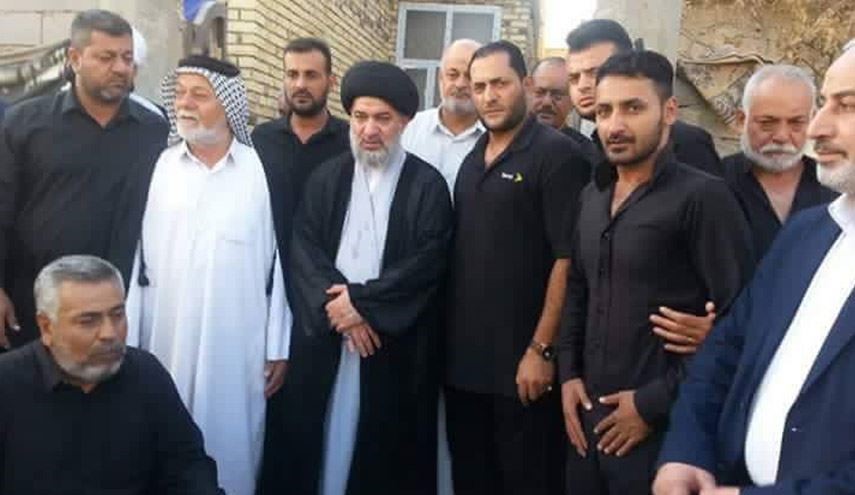 بالصور.. المرجع السيستاني يوفد ممثله لزيارة والد الشهداء الخمسة