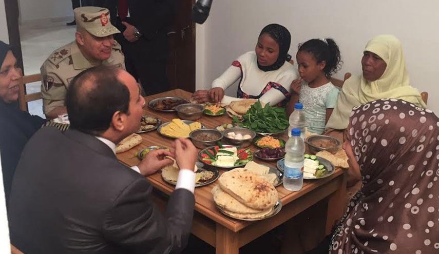 السيسي يتناول الإفطار مع أسرة بسيطة!