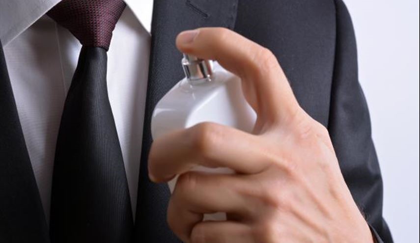طريقة مبتكرة تضمن بقاء رائحة عطرك لأكثر من 10 ساعات!