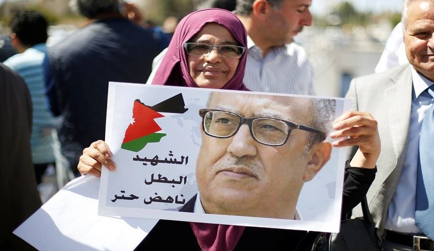 ملفوفاً بالعلم الأردني.. ناهض حتر الى مثواه الأخير