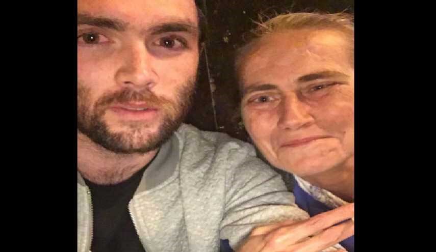 لم يعطوا هذه المشردة ماءً لتشربه.. لكن ما فعله الشاب معها يصعب تخيله!