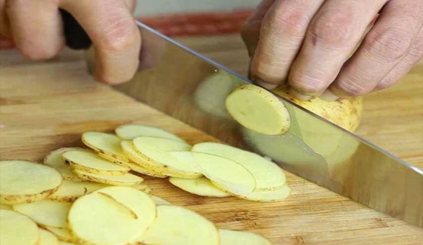 لن تصدقوا ما سيحدث إذا وضعتم قطع البطاطا في جواربكم!