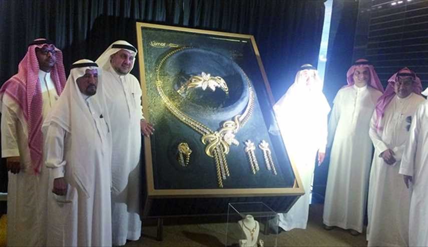 صاغة سعوديون يصنعون أثقل طقم من الذهب