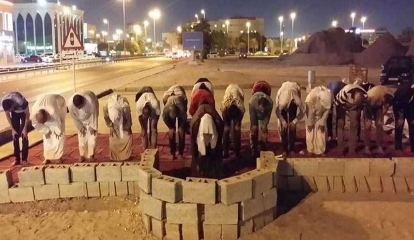 مواطنون بحرينيون يؤدون صلاة العشاءين في موقع 