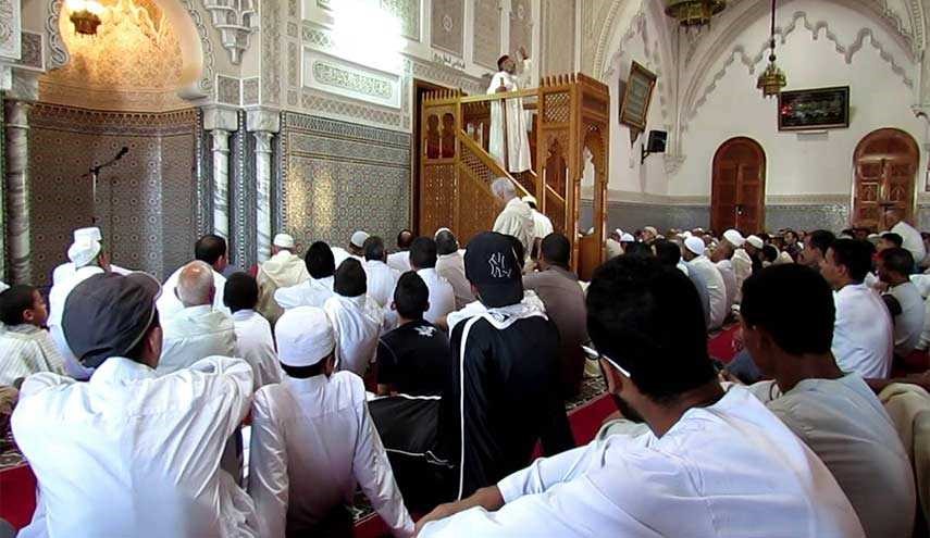 لهذا السبب..مصل مغربي يعترض على خطيب جمعة بلاده