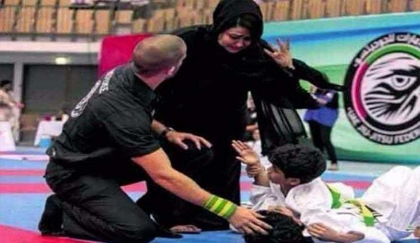 بالصورة؛ إماراتية تقتحم مباراة “جودو” دفاعا عن ابنها