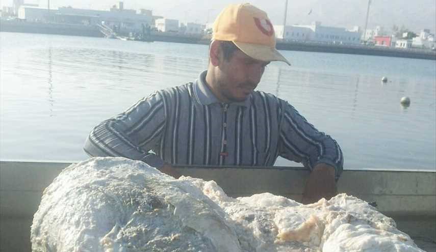 ثلاثة صيادين عمانيين يعثرون على 