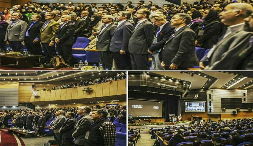 بالصور... طالب ايراني یحصل على جائزة 