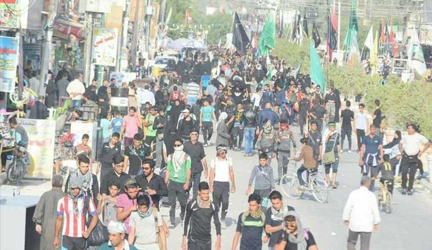 شاهد بالصور: توجه الزائرين من الكوفه الى كربلاء المقدسة..