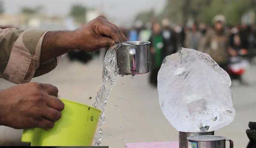 بالصور:يدٌ تطعم وأخرى تحمي الزائرين الوافدين على كربلاء