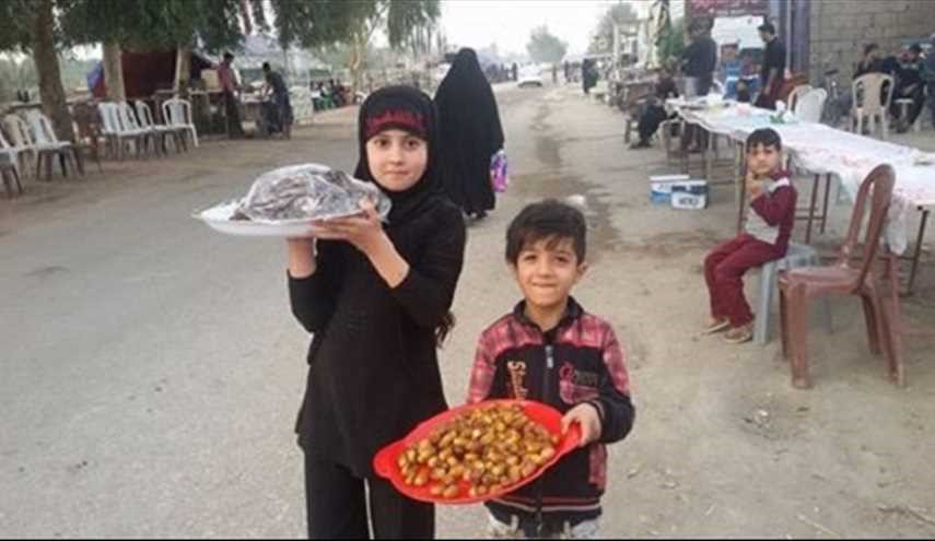 بالصور.. حتى الأطفال الصغار يخدمون زوار اربعين الامام الحسين ( ع )