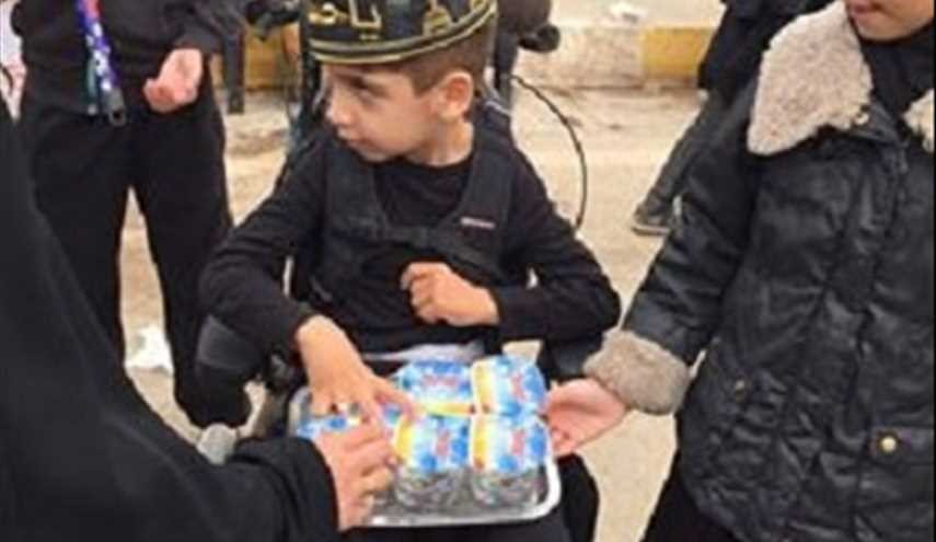 بالصور ... طفل على الرغم من اعاقته ينال شرف خدمة زوار الإمام الحسين (ع)