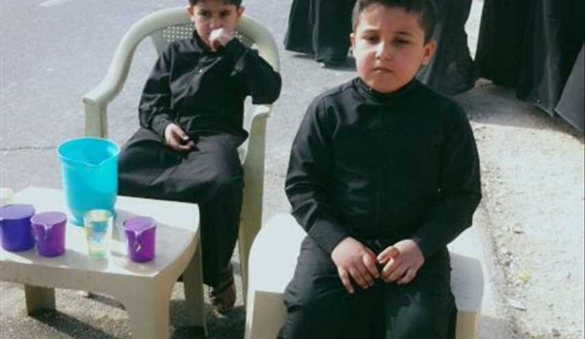 بالصور ..الأطفال يشاركون في خدمة زوار الإمام الحسين (ع)