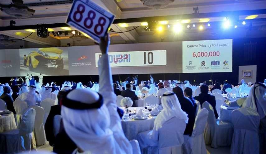 طفل إماراتي يشتري 3 لوحات لسياراته بأسعار 