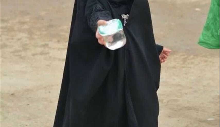 اطفال في خدمة زوار ابي عبدالله الحسين عليه السلام..