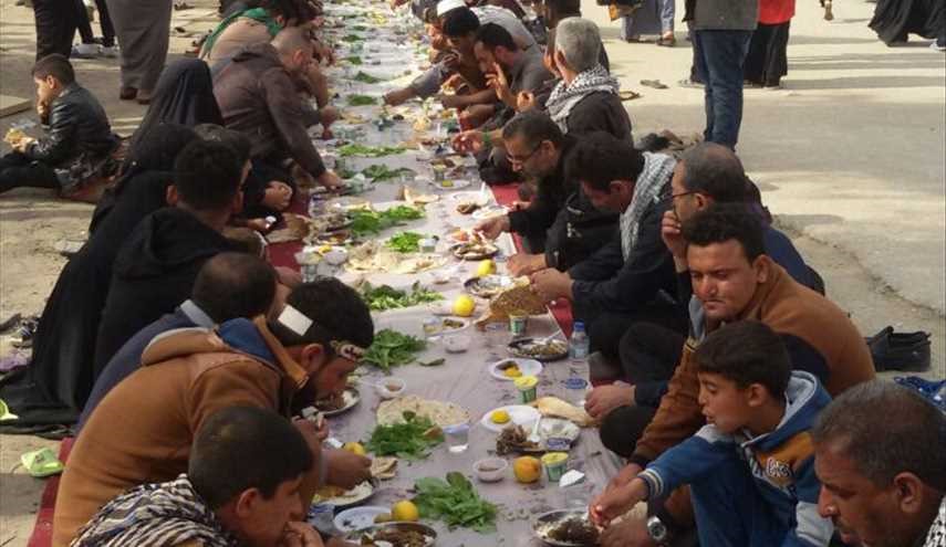 بالصور ..تقديم الذبائح والطعام لزوار الإمام الحسين (ع)