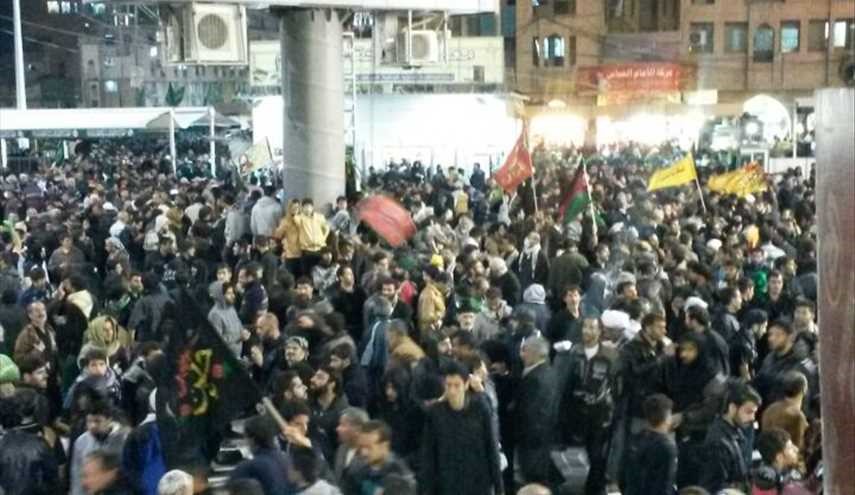 بالصور ...الزائرون مابين مرقدي الإمام الحسين والعباس (ع) في كربلاء المقدسة