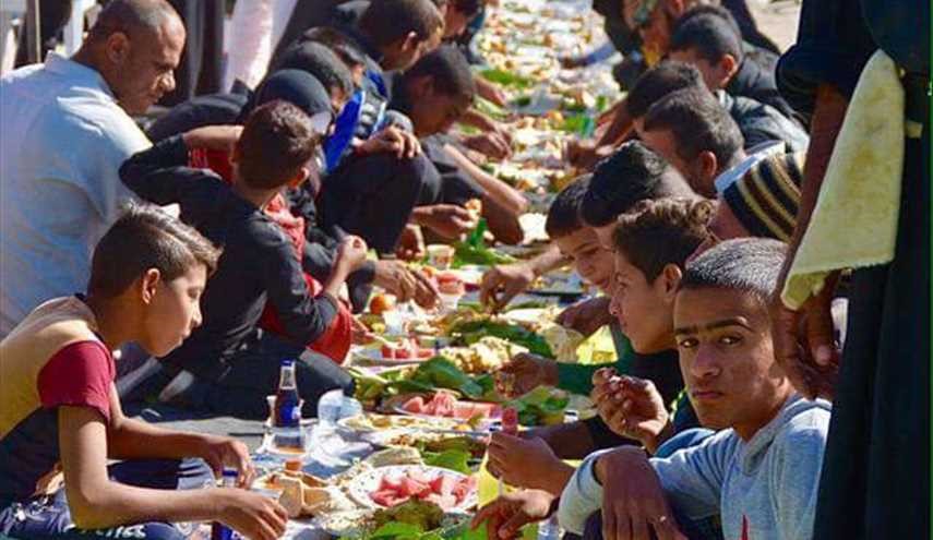 بالصور.. تسابق العراقيين لتقديم الفواكة والموائد لزوار ابي عبدالله الحسين (ع)