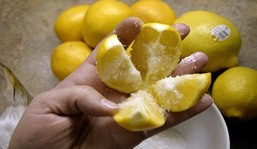 قطعوا ليمونة حامضة ورشوا عليها الملح .. لن تصدقوا النتيجة!