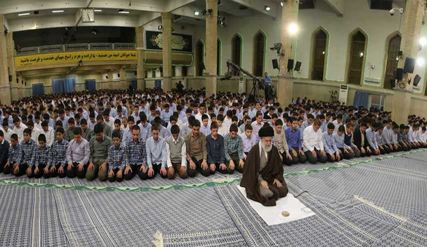 بالصور.. قائد الثورة يرعى إقامة حفل تكليف تلامذة مدينة طهران