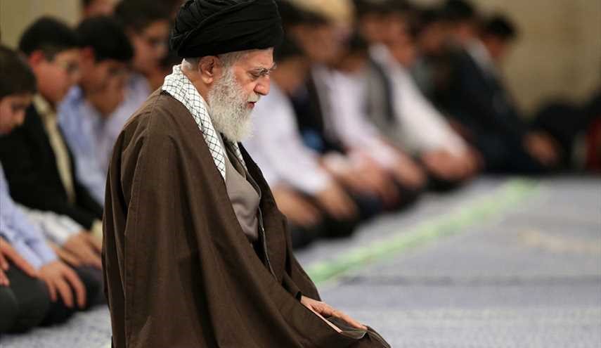 قائد الثورة الاسلامیة یرعی حفل بلوغ تلامذه سن التکلیف