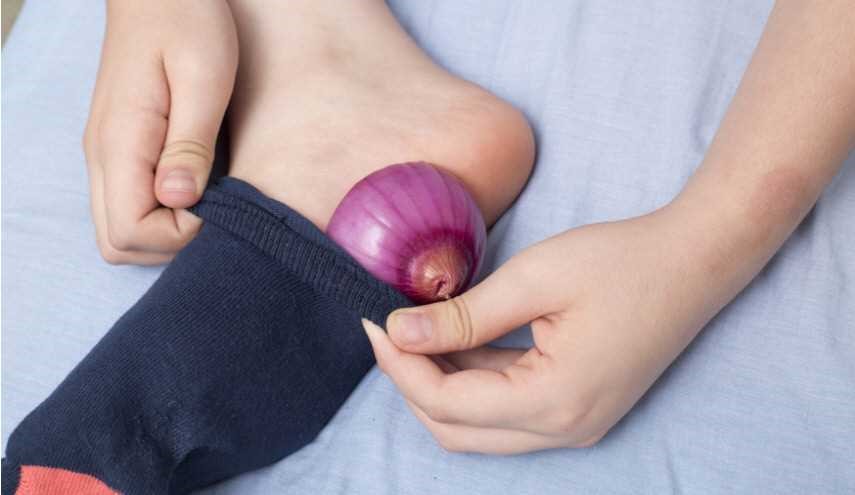 نتائج مذهلة..هذا ما يفعله وضع شرائح من البصل على القدم ليلاً!