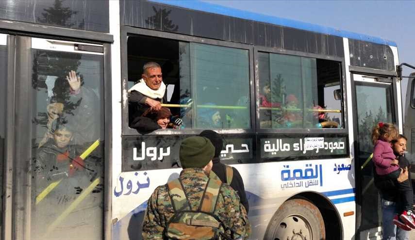 بالصور ..توجه أهالي كفريا والفوعة المحاصرتين بينهم جرحى بأربع قوافل الى مركز إيواء جبرين في حلب