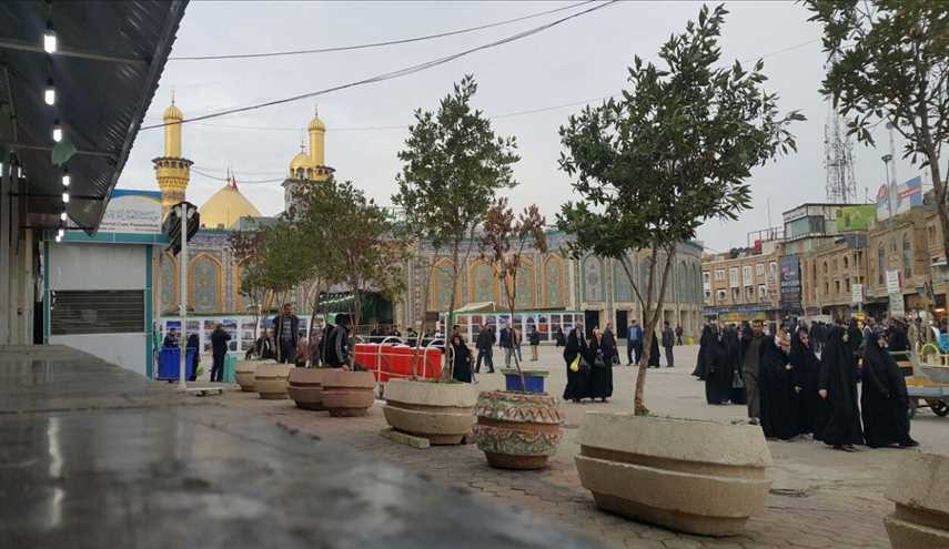 خدام العتبة العباسية المقدسة يسهرون ويفرشون الأرض للزائر الكريم في باب قبلة العباس (ع)