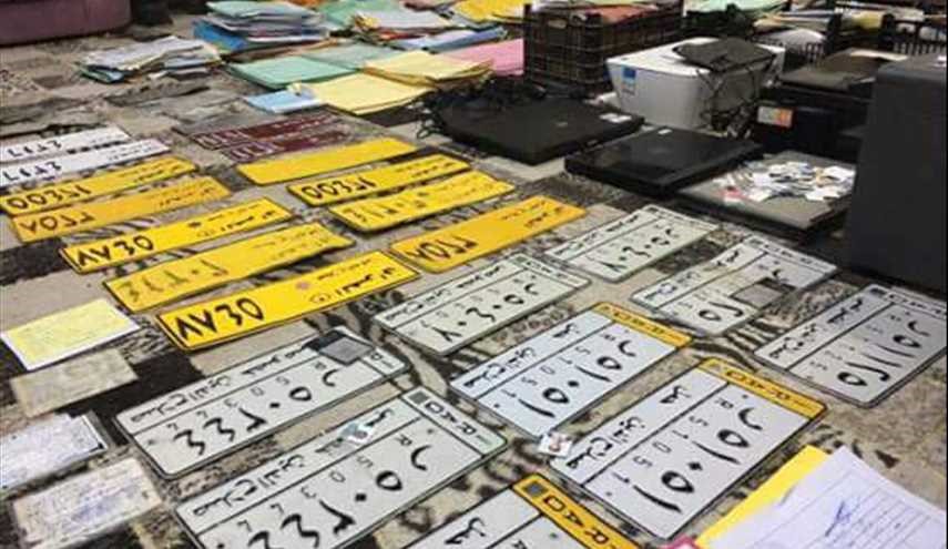 بالصور ..القبض على متهم في سامراء العراقية بحوزته أعداد كبيرة من لوحات تسجيل مرورية لآليات وأختام مزورة وغيرها