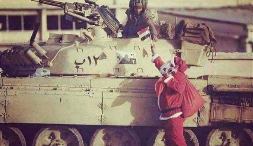 بابا نويل يوزع اعلام المجدعلى المقاتلين في ساحة القتال بمناسبة حلول السنة الجديدة ...