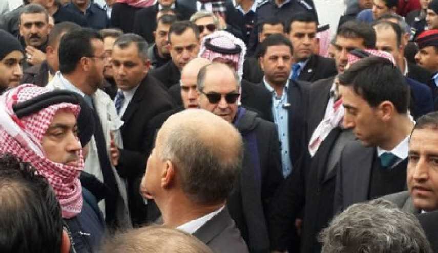 أردني توفي وهو يحاول حمل جثمان والدة رئيس حكومة بلاده!