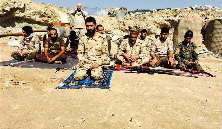 بالصور ...محافظة القوات العراقية على صلاة الجماعة في جبهات القتال
