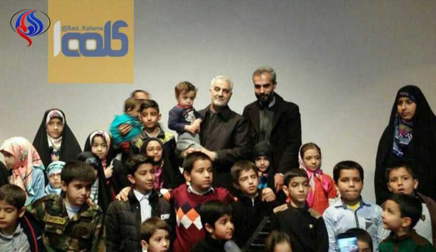 بالصور.. كيف كانت اجواء لقاء اللواء سليماني مع اطفال الشهداء