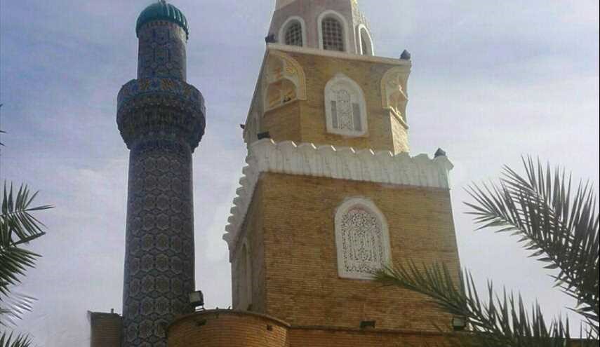 أحد أركان مسجد الكوفة المعظم تظهر بها ساعة الحرم الشريف