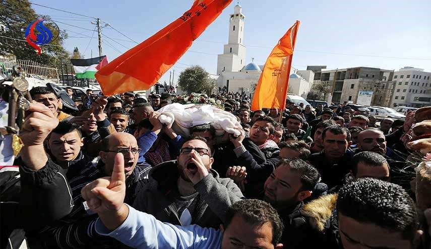 بالصور.. آلاف الفلسطينيين يشيعون الشهيدين الرجبي والشلودي في الخليل