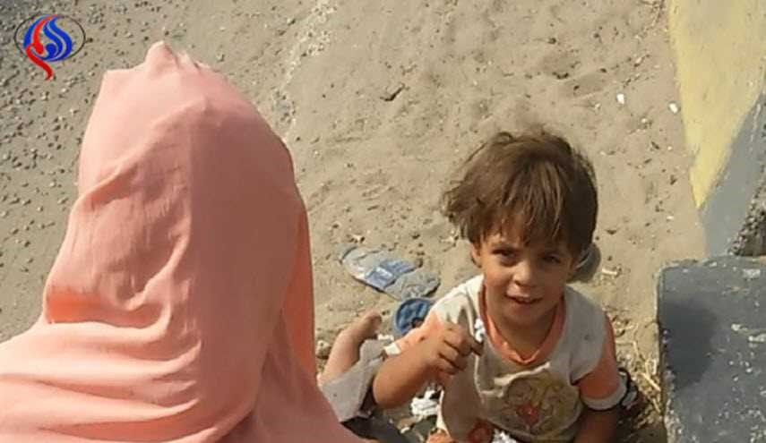 صورة... أب يربط أيدي طفلته ويعلقها بوحشية لإجبارها على التسول!