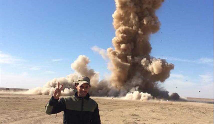 بالصور ..مقاتل في الحشد الشعبي العراقي من وحدة الهندسة يفكك أكبر العجلات المفخخة لآليات الارهابيين