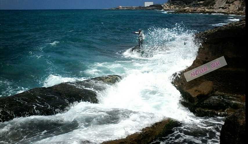 بالصور ..الأمواج المتلاطمة في بحر اللاذقية السورية